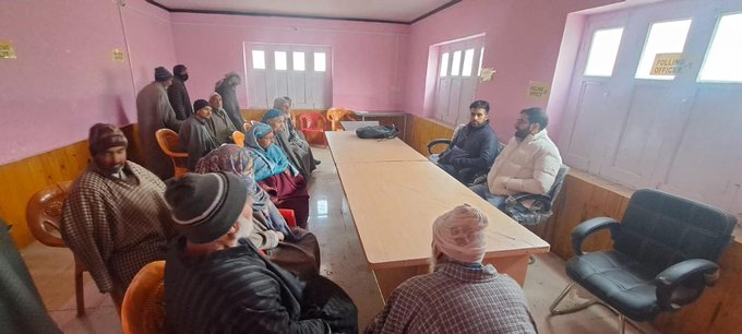 SaqibQashmiri's tweet photo. Under the ongoing 'Sushashan Gaon Ki Ore' campaign during #GoodGovernanceWeek, the administration in #Bandipora reaches doorsteps to address and resolve public grievances effectively.
#DevelopingJK https://t.co/8sIPGBwzjm