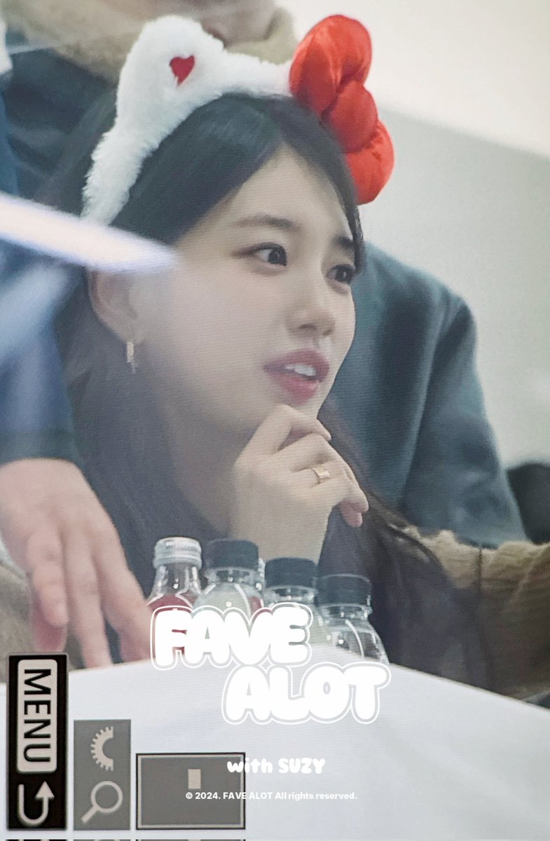 favealot1010's tweet photo. 키티수지냥😻😻😻😻😻

241221 게스 팬싸 #수지 #SUZY https://t.co/i9BS2SQA2p