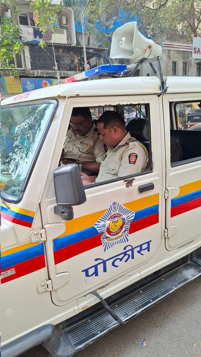 kushalized's tweet photo. @MTPHereToHelp @MumbaiPolice 

Cops sitting in the car is charging challans for no helmet but when I spoke to them about how can they charge sitting inside the car , they drove off into a no entry/one way lane. Jain

#mumbaipolice doing absurd / illegal things to meet targets!! https://t.co/ozz93BZU5m