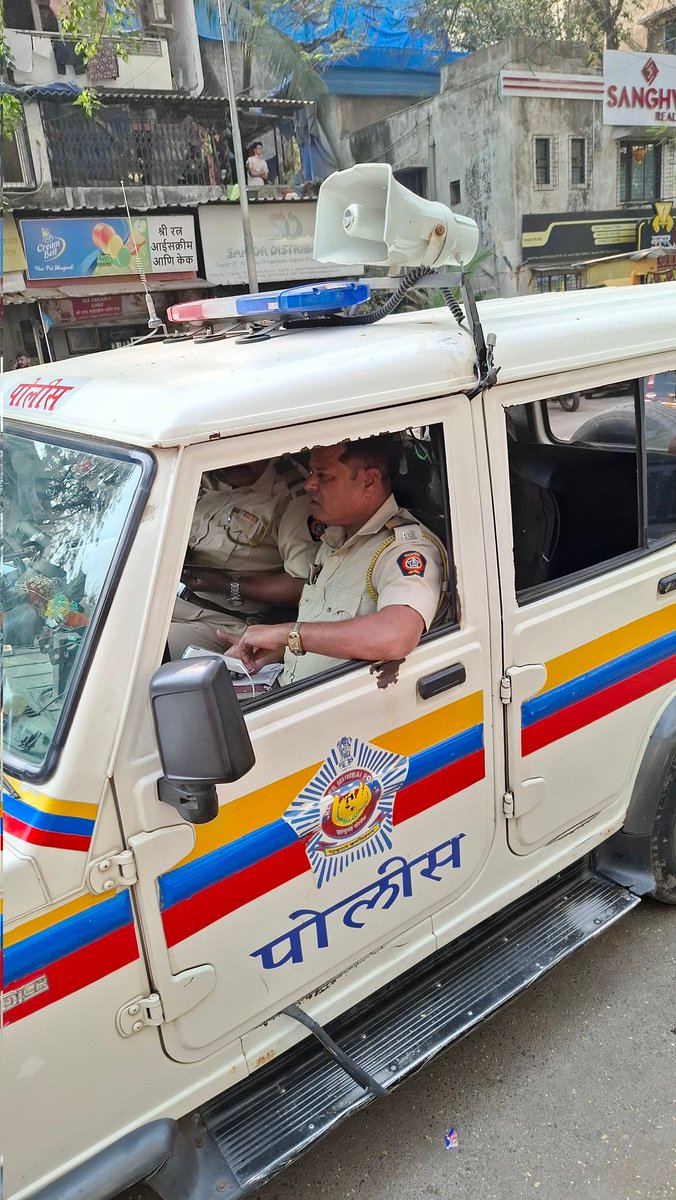kushalized's tweet photo. @MTPHereToHelp @MumbaiPolice 

Cops sitting in the car is charging challans for no helmet but when I spoke to them about how can they charge sitting inside the car , they drove off into a no entry/one way lane. Jain

#mumbaipolice doing absurd / illegal things to meet targets!! https://t.co/ozz93BZU5m