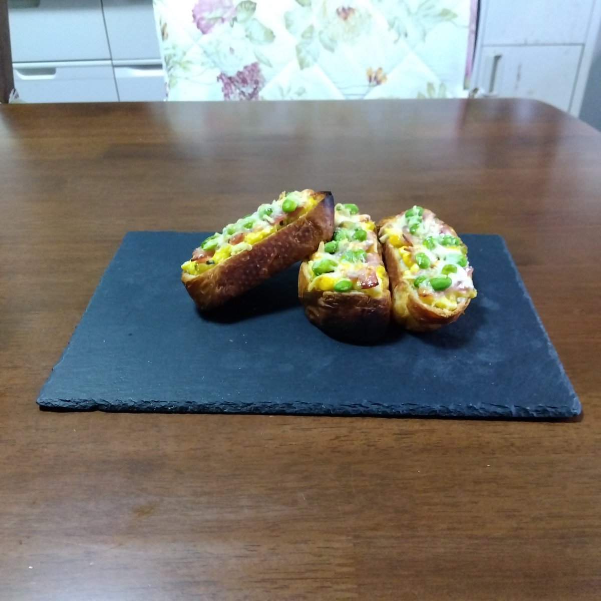 dadan0307's tweet photo. 2024-12-21
今日のまったりランチは『ベーコンと玉子のCheeseBucket』を作りました～!(^^)!
#おうちごはん
#自炊
#料理好きな人と繋がりたい
#フランスパン
#フ��ンスパンアレンジ
#フランスパントースト
#ベーコントースト
#玉子トースト
#チーズトースト https://t.co/fK1l7XPTng
