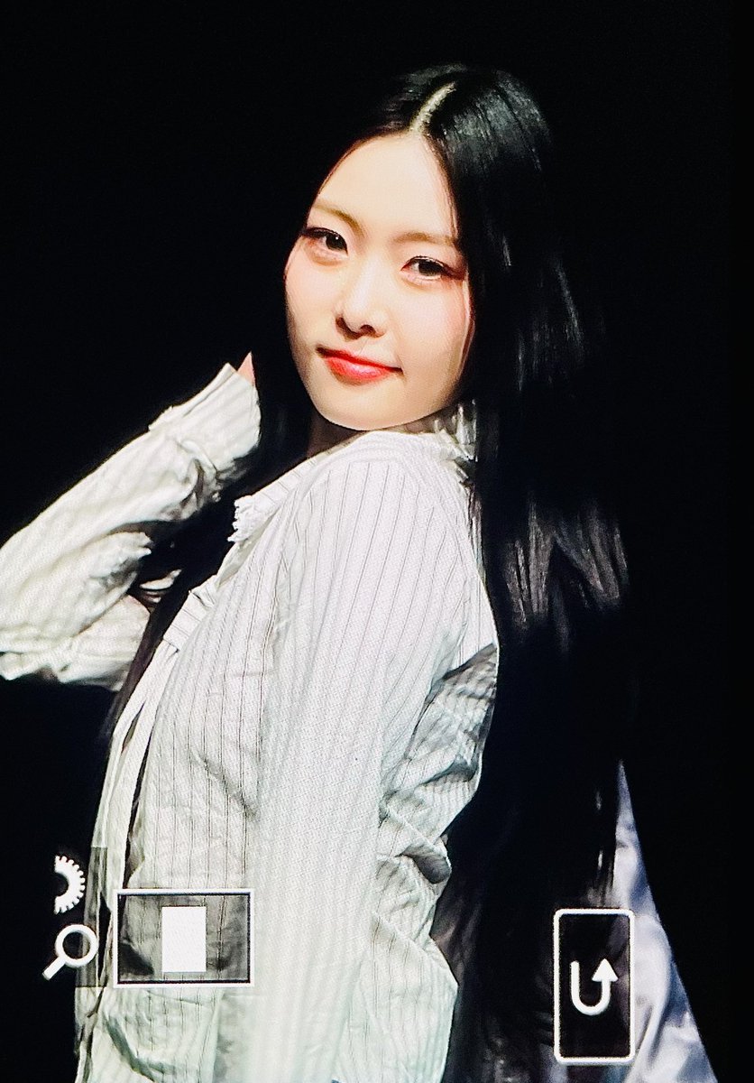 241221 📸

🤔🤫😘

#쟄과콩나물 #아이칠린 #ICHILLIN #재키 #JACKIE #강채연