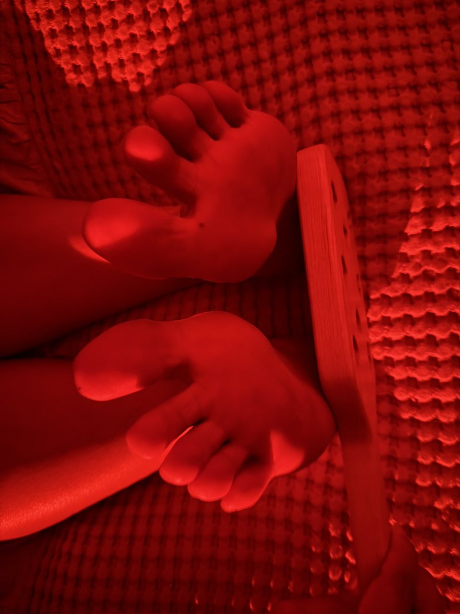 Pain is pleasure😫

#nsfwtwt #feet #footfetish #fetish #feetworshi̇p #Feet #bdsmِ