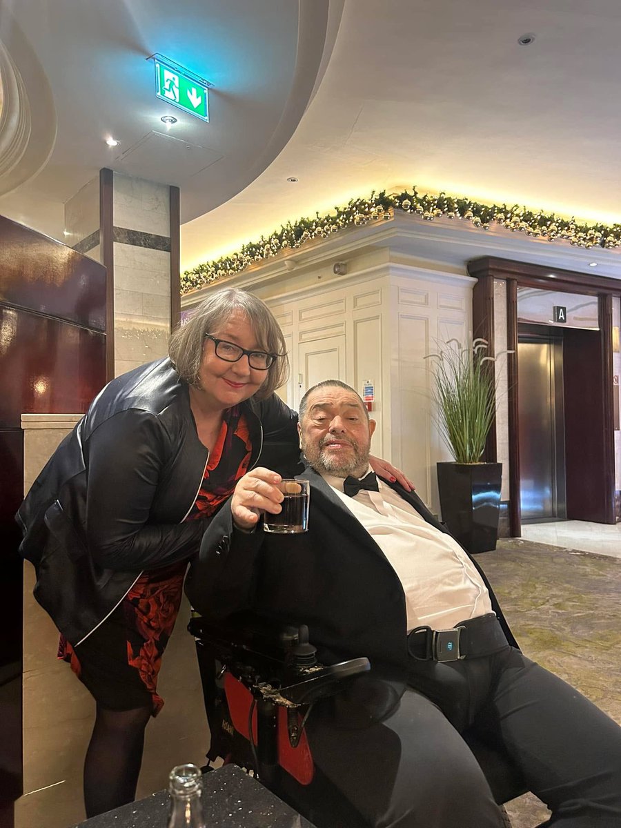 Tá pobal Raidió Fáilte faoi scáth bhróin ó tháinig an scéal tríd chugainn inné, 20/12/24, gur éag ball boird, craoltóir dár gcuid agus duine de bhunaitheoirí Raidió Fáilte - Gearóid Ó Cairealláin.

Comhbhrón lena bhean Bríd Ó Gallchóir, le mic Ghearóid, Cairbre &amp; Ainle &amp; Naoise