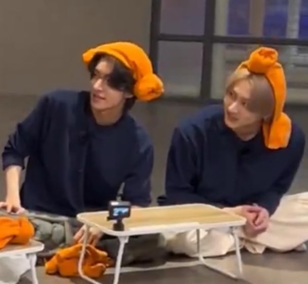IntoYJW's tweet photo. Contoh pemakaian handuk sauna yang benar dan salah ya......

#JUNGWON #JAKE https://t.co/CGNelbvORT