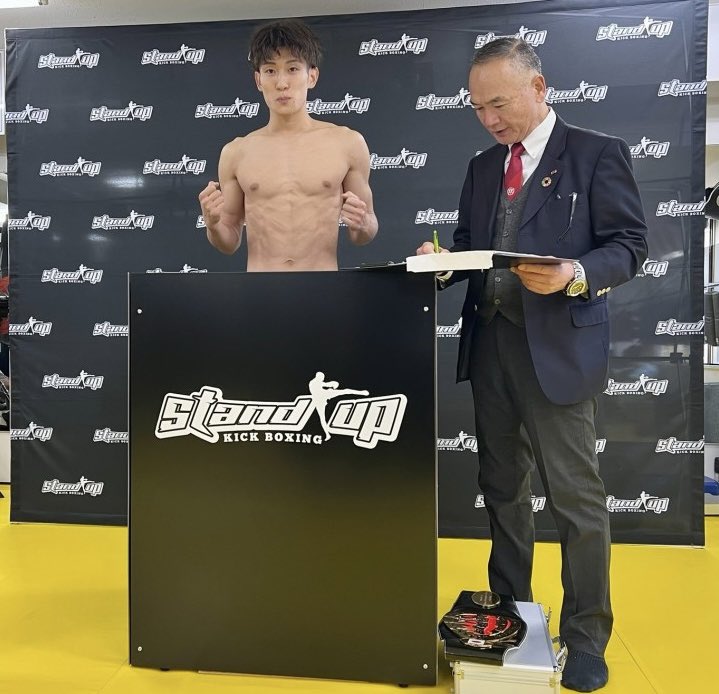 ktro12boxing's tweet photo. 64.9kgで計量クリアしました。

今回も周りの方のサポートがあり試合の切符を手にする事ができました。

感謝の気持ちを胸に、全てをぶつけて必ず生き残る。

応援宜しくお願いします‼️ https://t.co/1kAos9rX4Q