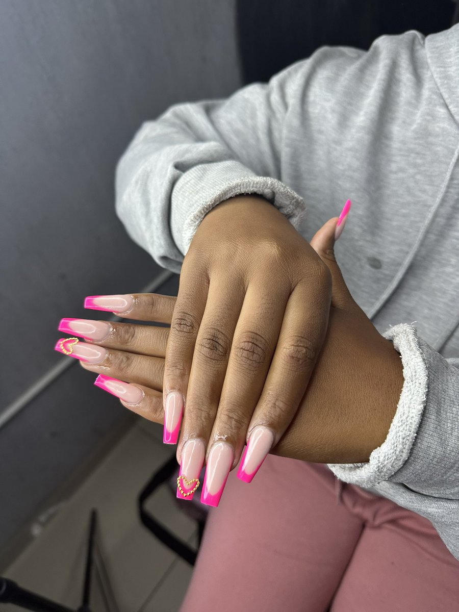 valerozeHNB's tweet photo. Maintenance for Christmas💃
Come check us out at 46 Star Street, Makhulong, Tembisa.
#senzomeyiwa #Skomota #SenzoMeyiwaTrial #Johannesburg #Tembisa #GirlTalkZA #Barbershop #thuliP #Dineo #ShauwnMkhize https://t.co/PuAHptkO5B