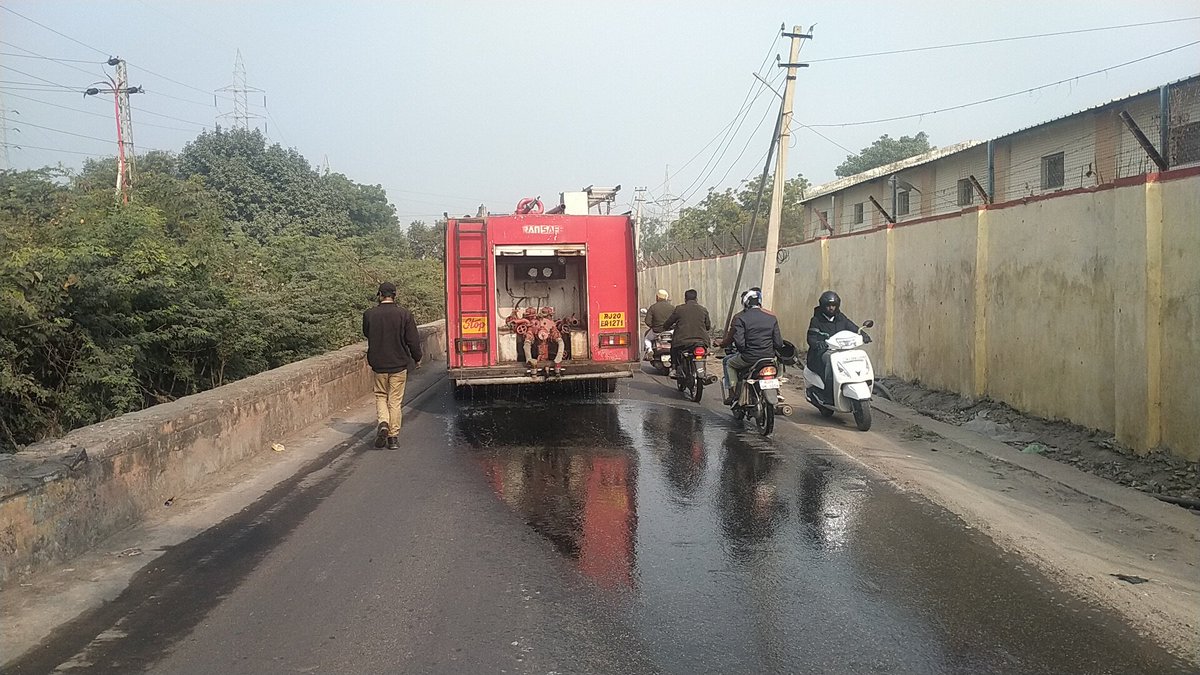 chamantiwariuok's tweet photo. @ombirlakota @hlnagar @DainikBhaskar @KotaPatrika @jaina111 @rpbreakingnews @RajCMO @CMHelpdesk @Dcdmkota @KotaPolice @bhanwar_83 @himanshumitta7 @Shailendra69313 @DhakerJaggo @Pramod_Mewara07 @chambalsandesh1 सड़क पर पानी डालने से कोहरा कम नहीं होगा। सड़क ही टूटेगी। https://t.co/HIlwdJl25D
