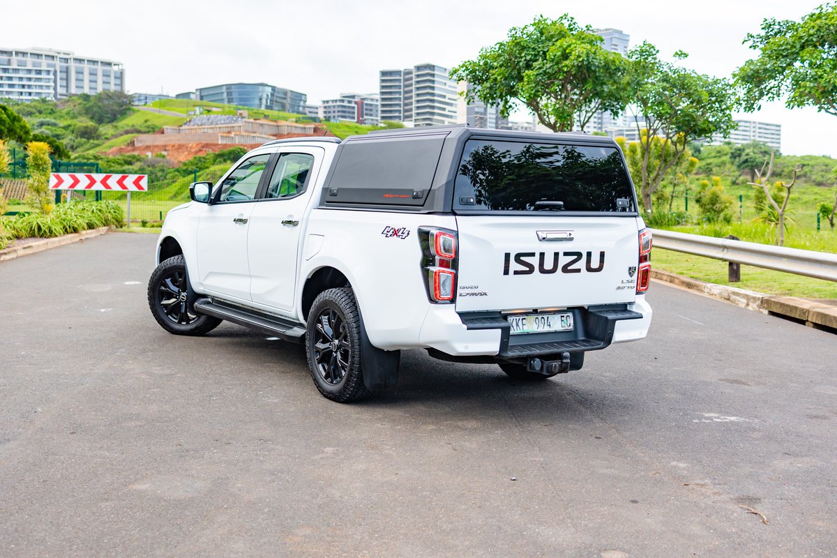 khuleonwheels's tweet photo. Sometimes, you need a perfect balance of lifestyle and work. Enter the limited-edition Isuzu D-Max 45, joining us this December. Based on the 3.0 Ddi Double Cab LSE 4x4 Automatic, it boasts bold gloss black accents, 18-inch alloy wheels…
#IsuzuDMAX45 #IsuzuSA #45YearsStrong https://t.co/gia9KOAJOq