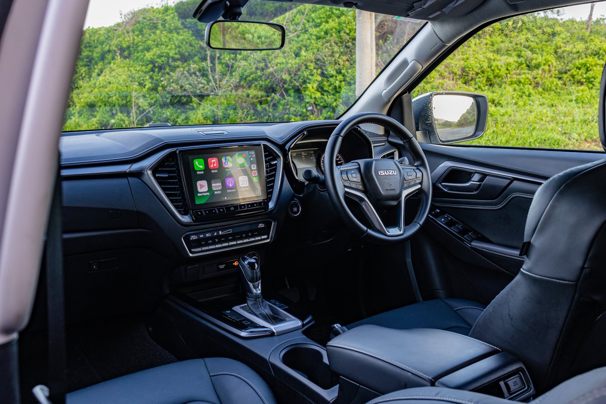khuleonwheels's tweet photo. Sometimes, you need a perfect balance of lifestyle and work. Enter the limited-edition Isuzu D-Max 45, joining us this December. Based on the 3.0 Ddi Double Cab LSE 4x4 Automatic, it boasts bold gloss black accents, 18-inch alloy wheels…
#IsuzuDMAX45 #IsuzuSA #45YearsStrong https://t.co/gia9KOAJOq