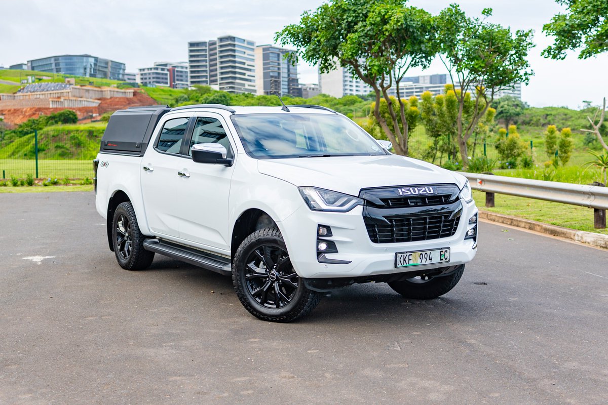 khuleonwheels's tweet photo. Sometimes, you need a perfect balance of lifestyle and work. Enter the limited-edition Isuzu D-Max 45, joining us this December. Based on the 3.0 Ddi Double Cab LSE 4x4 Automatic, it boasts bold gloss black accents, 18-inch alloy wheels…
#IsuzuDMAX45 #IsuzuSA #45YearsStrong https://t.co/gia9KOAJOq