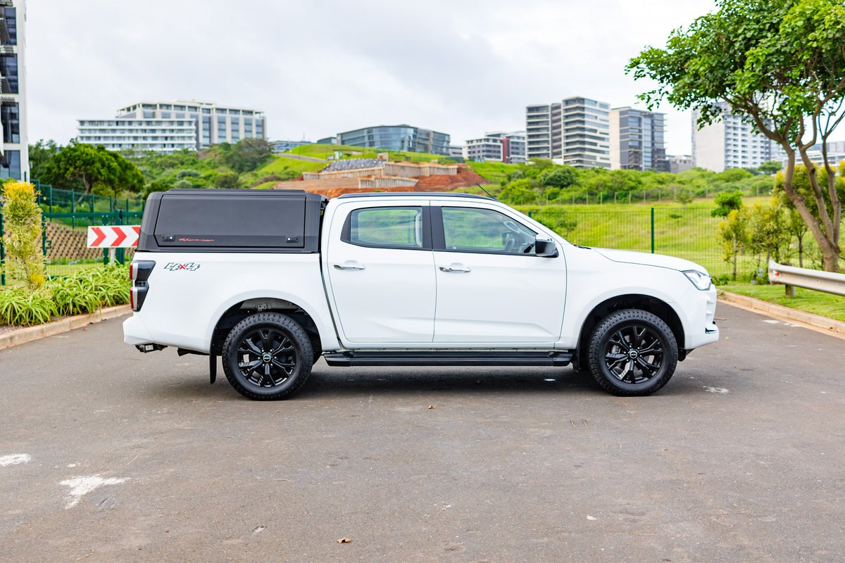 khuleonwheels's tweet photo. Sometimes, you need a perfect balance of lifestyle and work. Enter the limited-edition Isuzu D-Max 45, joining us this December. Based on the 3.0 Ddi Double Cab LSE 4x4 Automatic, it boasts bold gloss black accents, 18-inch alloy wheels…
#IsuzuDMAX45 #IsuzuSA #45YearsStrong https://t.co/gia9KOAJOq