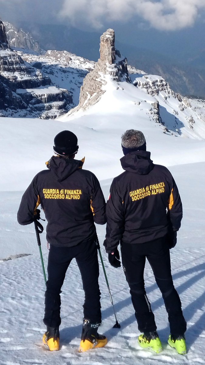 GDF's tweet photo. Buongiorno dalla #GuardiadiFinanza
#SoccorsoAlpino #SAGF #Trento #NoiconVoi
#nellaTradizioneilFuturo https://t.co/Gcgie15Eac