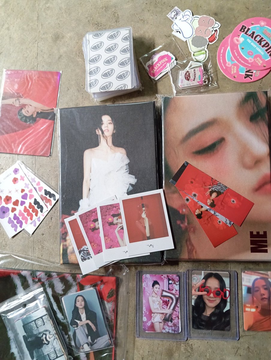 actressooyaaa's tweet photo. ⋆˚࿔ #katesmail 𝜗𝜚˚⋆
            💌: @chusday0103 𐙚

— i ordered 3 pcs, but i received so many stuffs?!?! 😭 thank you so much!!!! the pcs, albums, freebies arrived safely. 🥹 
           [ ──★ ˙ #JISOO 🍓 ̟ !! ] https://t.co/FY6vszwA9X