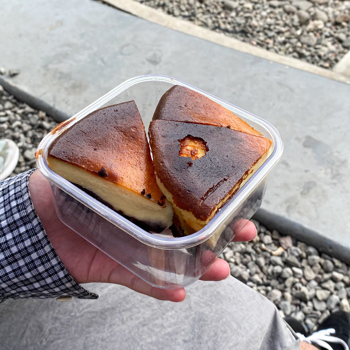 burnt cheesecake brownies buat temen-temen aku  👩🏻‍🍳⏲️📖

bikin dari semalem, simpen di kulkas pas di potong dalemnya lembut begini