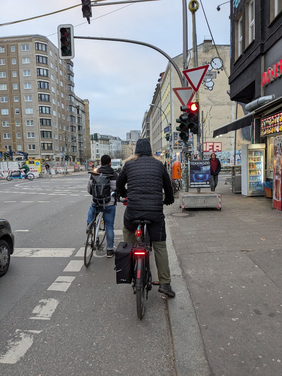 #berlin #CyclistsWaiting for green #citycycling #fahrradalltag #traffic #photoseries