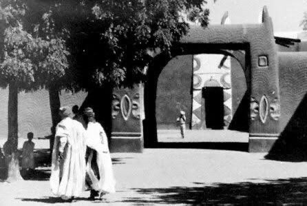Hausa Traditional Titles and their  Meanings in English.

1-Sarki – Emir (President).

2-Waziri – Vice President.

3-Sarkin Fada – Chief of Staff.

4-Garkuwa – Chief of Army staff.

5-Al-qali – Chief Judge

1/5