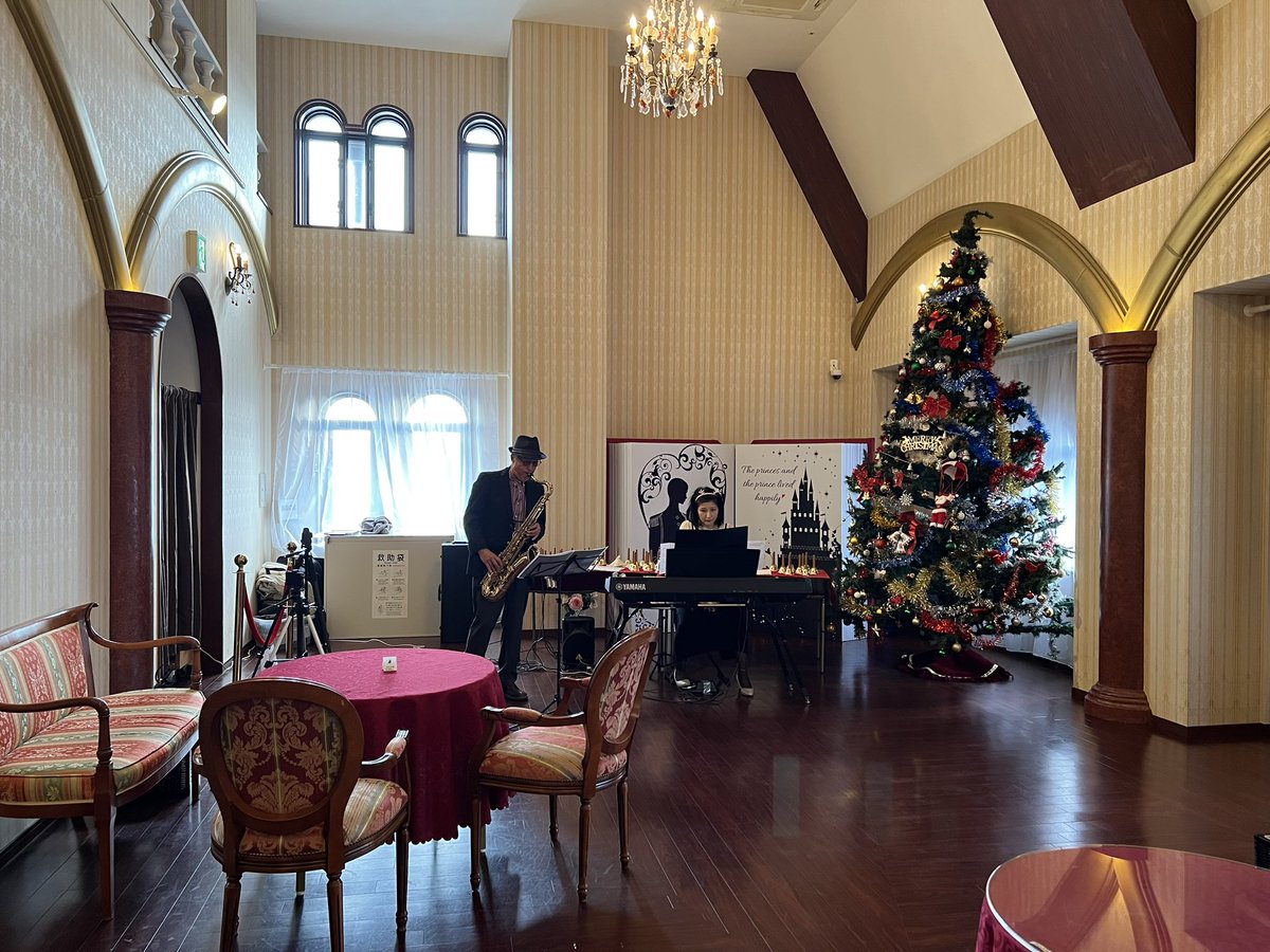 t_park_himeji's tweet photo. 本日はお城でクリスマスコンサート🎄が開催されました。
#SweetBell さんのハンドベルと、 #Nine-Step さんのサックス&amp;ピアノデュオの生演奏でご来園のお客さまにも大変喜ばれました。
素敵な時間でした🎼

#太陽公園
#クリスマスコンサート🎄 https://t.co/qW8suTmGEj