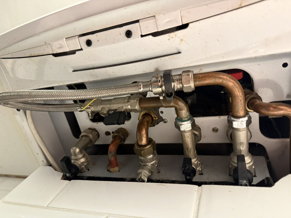 MasonLemon's tweet photo. No water out of hot taps this morning, but heating works (combi boiler). Anyone able to tell me if it’s simply just one of these valves in the wrong place? Hopefully just being dumb. Desperate for a shower before football! Cheers. #Pompey https://t.co/dyiA8qHhYI
