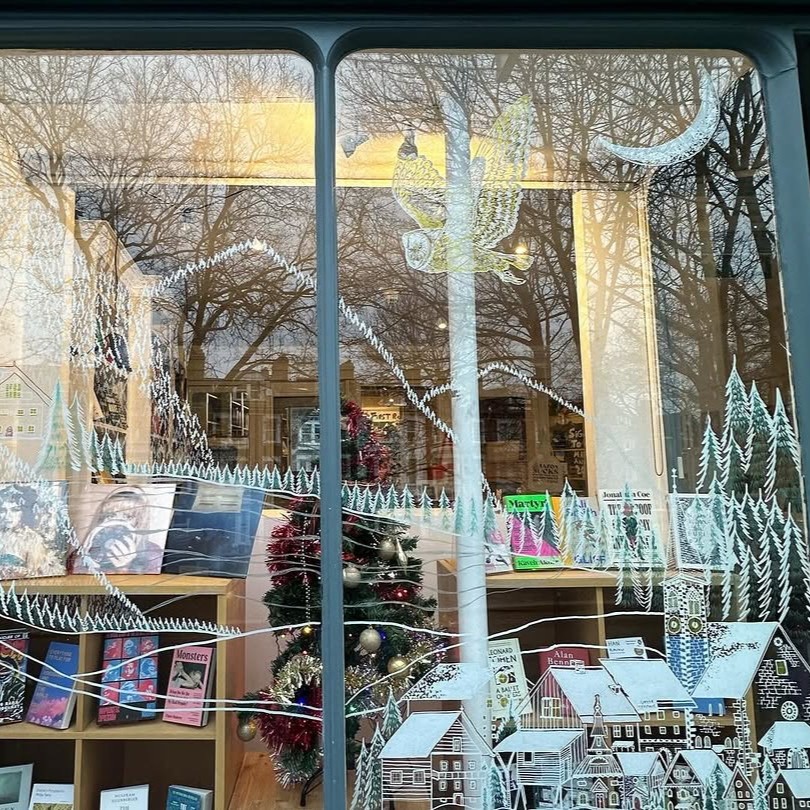 How to support bookshops this festive season:
🛍️ Shop local 
💬 Follow, like, share and comment on social media
💌 Sign up to their newsletter
📚 Pre-order a book
🎫 Purchase a gift card 
📝 Share a positive review
📢 Spread the word!

#ChooseBookshops 🎄

📷: <a href="/BooksontheRise/">Books On The Rise</a>