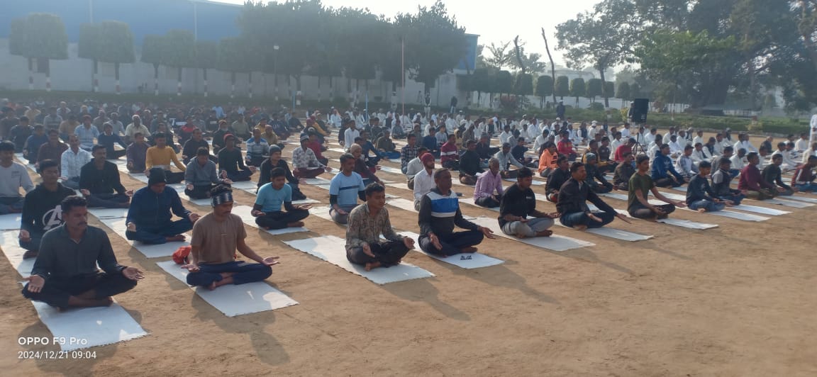 Sachinhit's tweet photo. 🌍✨ On #WorldMeditationDay, #theArtofLivingSagar  conducted a meditation  for 500+ inmates at @SagarCentralJail. Grateful to Jailer Dixit Patel Ji, Tejveer Bhaiya, Vinay Tiwari Ji, and Rohit Agnihotri Ji for their support.#WorldMeditatesWithGurudev @Gurudev @CMMadhyaPradesh https://t.co/U1uEprtwpU