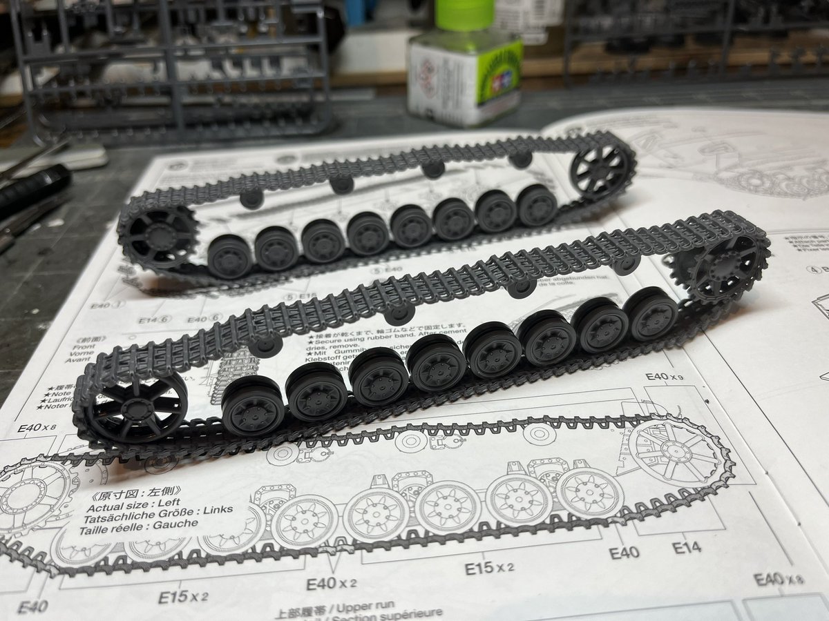 Was up early this morning so thought I would get cracking on the panzer IV. The link and length tracks are so good you can attach the whole running gear for ease of painting #FestiveTankChallenge