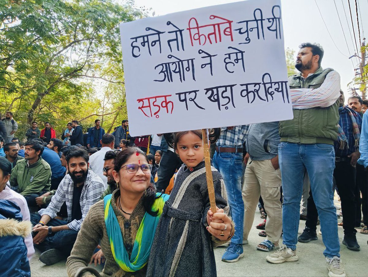 NehaKhadiya's tweet photo. MPPSC परीक्षाओं में बार-बार देरी, परिणामों में गड़बड़ी, और प्रक्रियाओं की पारदर्शिता पर उठ रहे सवालों ने हजारों छात्रों को सड़कों पर उतरने पर मजबूर कर दिया है। ये वही युवा हैं जो वर्षों से इस परीक्षा की तैयारी कर रहे हैं। 
#MPPSC_छात्रों_की_मांगें_पूरी_करो 
#MPPSC_PROTEST https://t.co/epsUoQb7Lz