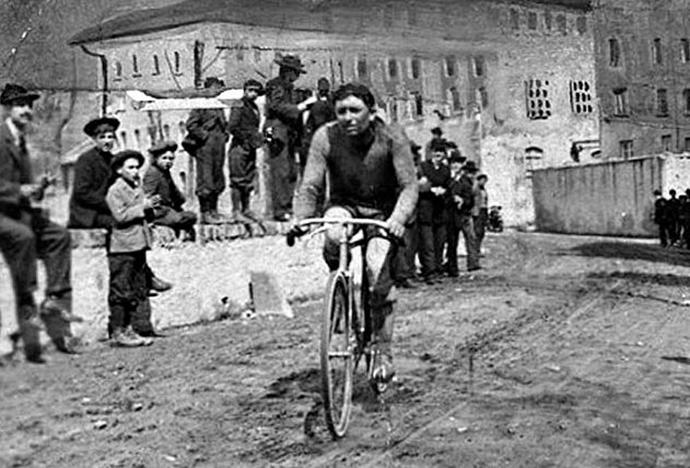 Avuifamoltsanys's tweet photo. 1905: es disputa la primera edició del Tour de Llombardia, un dels 5 monuments ciclistes. L'italià Giovanni Gerbi n'és el primer vencedor: recorre els 230,5 km en 9h13'52", superant en 40 minuts el segon classificat.
#TalDiaComAvui https://t.co/mDVCMZl6fX
