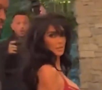 JOHNG302's tweet photo. Dont think thats Kim K, its just a Bootleg version
#KimKardashian #BootClub
