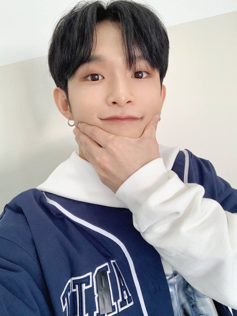 4.

visual kang hyunwoo?? you see it, right???👁️👁️