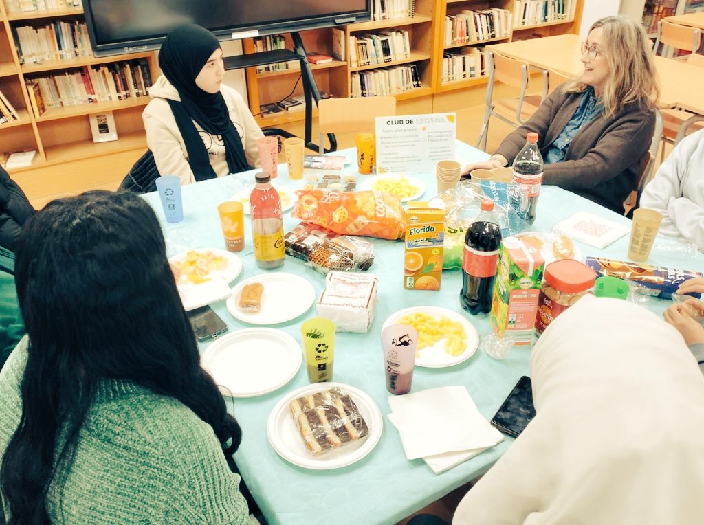 EspriuSalt's tweet photo. El Club de Lectura de l’Espriu ja està en marxa!📚 Dimecres es va iniciar aquesta aventura lectora, en què alumnes de 3r, 4t d’ESO i Bat comparteixen la seva passió pels llibres. Ens continuarem reunint cada dimecres de final de mes. #bibliotecaEspriu #PLEC #SomriuEspriu https://t.co/N6bTBAXwxw