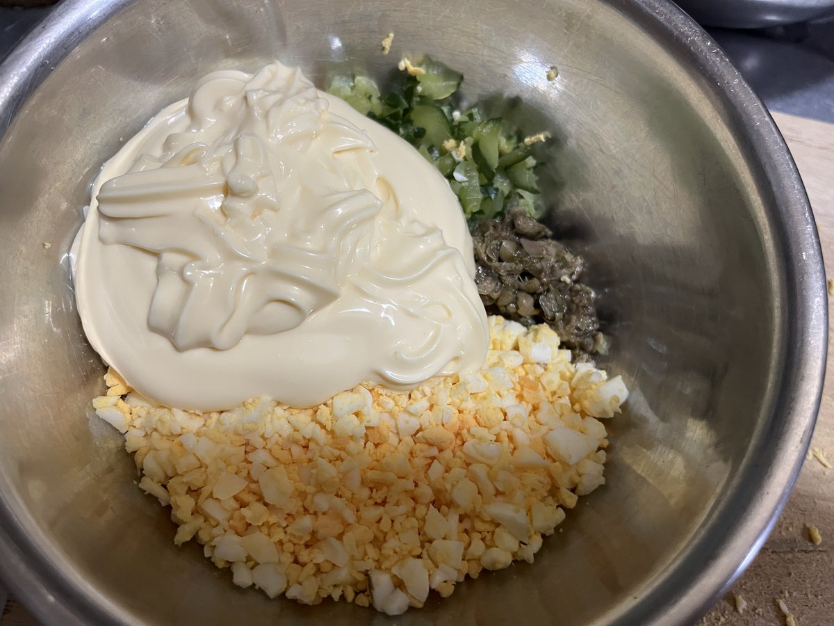 nowar1024's tweet photo. タルタルソースにアンチョビとケーパーを入れると大人味のタルタルになるよ！

マヨネーズは具と同量がベスト。レモン汁を多めに入れるとアンチョビの臭みを消してくれる。ピクルスが無い時は漬物で代用。

これで最高のチキン南蛮が食える🤤🤤🤤 https://t.co/kBksr9SJhK