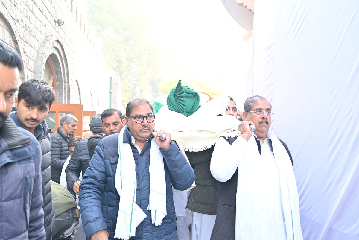 AbhaySChautala's tweet photo. नम आँखों से विदाई पिताजी!

पूजनीय पिताजी लोहपुरुष चौधरी ओम प्रकाश जी चौटाला के अंतिम दर्शन… https://t.co/5T5fG51Y8w