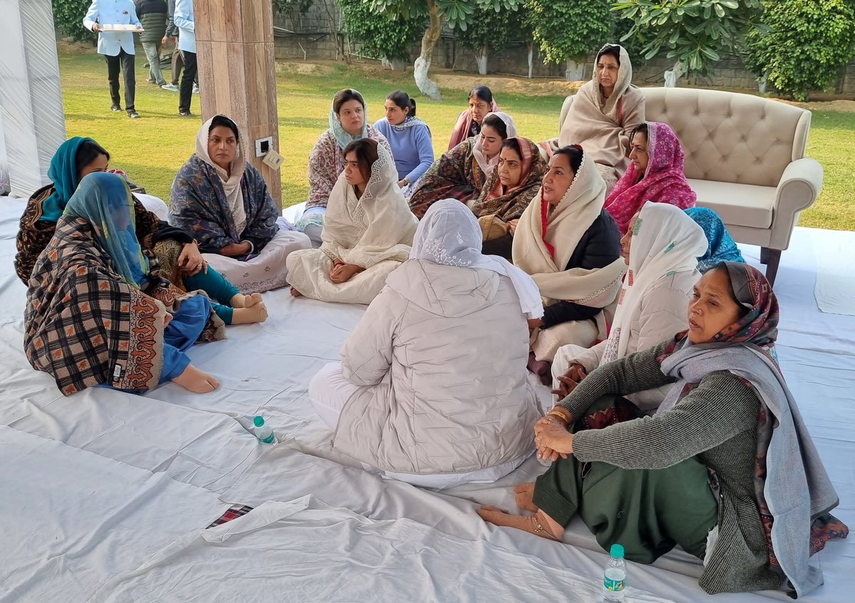 Dchautala's tweet photo. पूज्य दादा जी को राजकीय सम्मान के साथ अंतिम यात्रा के लिए प्रस्थान... https://t.co/ctk93w3Ugi