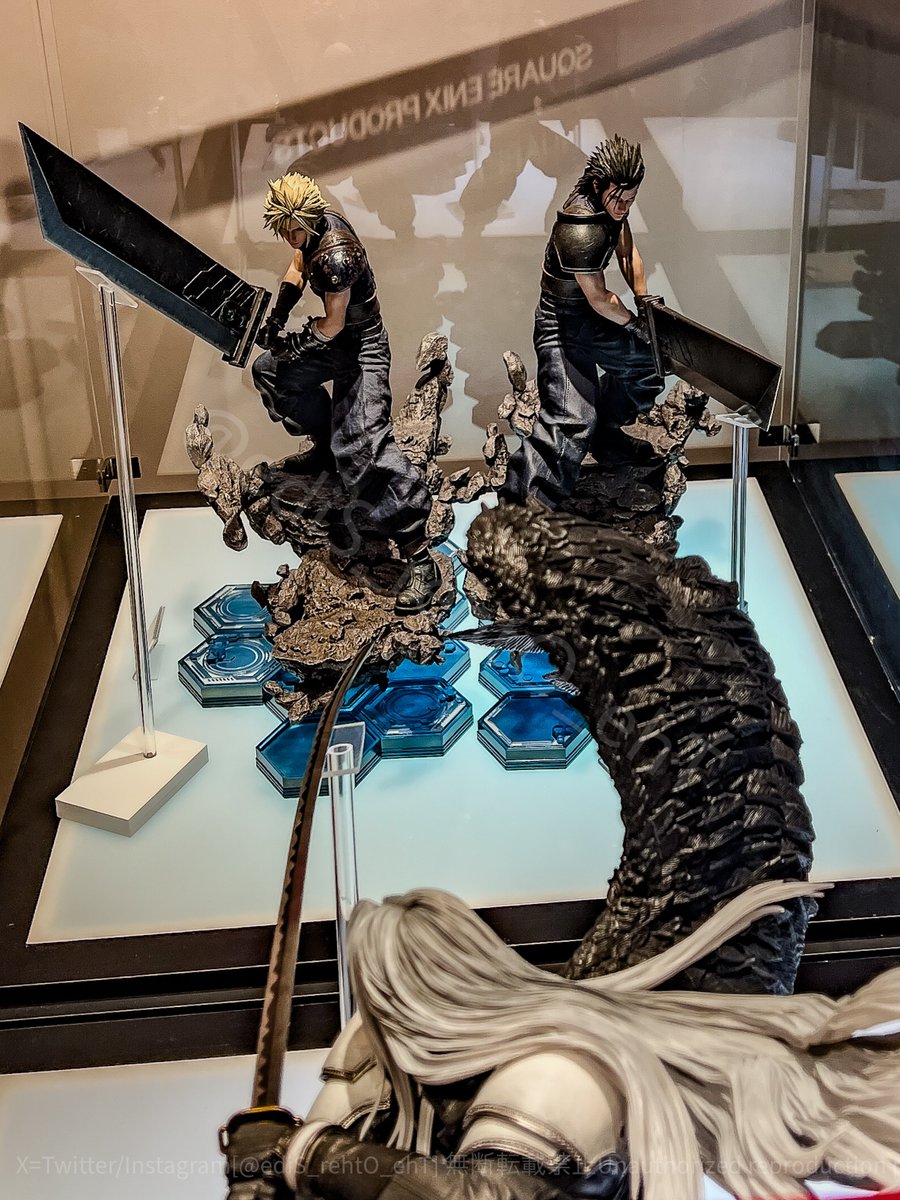 ediS_rehtO_ehT's tweet photo. FF7R マスターライン、正面からは撮り散らかされてると思うのでニッチな画角
セフィロス越しのクラウドとザックス
#FF7R #MASTERLINE #Prime1Studio https://t.co/WShnKuxCMR