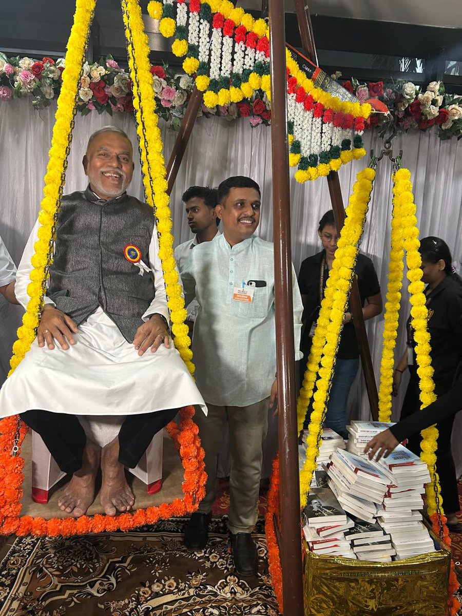 दिनांक १८ डिसेंबर, २०२४ रोजी कोपर खैराणे, नवी मुंबई येथे कै. प्रा. भास्करराव रंगराव थोरात यांच्या १२ व्या स्मृतीदिनी ‘आयुष्याचे गुरुकुल’या शृंखले अंतर्गत
“आमचा बाप आन् आम्ही” या माझ्या कुटुंबाच्या आत्मचरित्रावर आधारित व्याख्यान आयोजित केले होते तसेच माझी ग्रंथतुला सुध्दा करण्यात