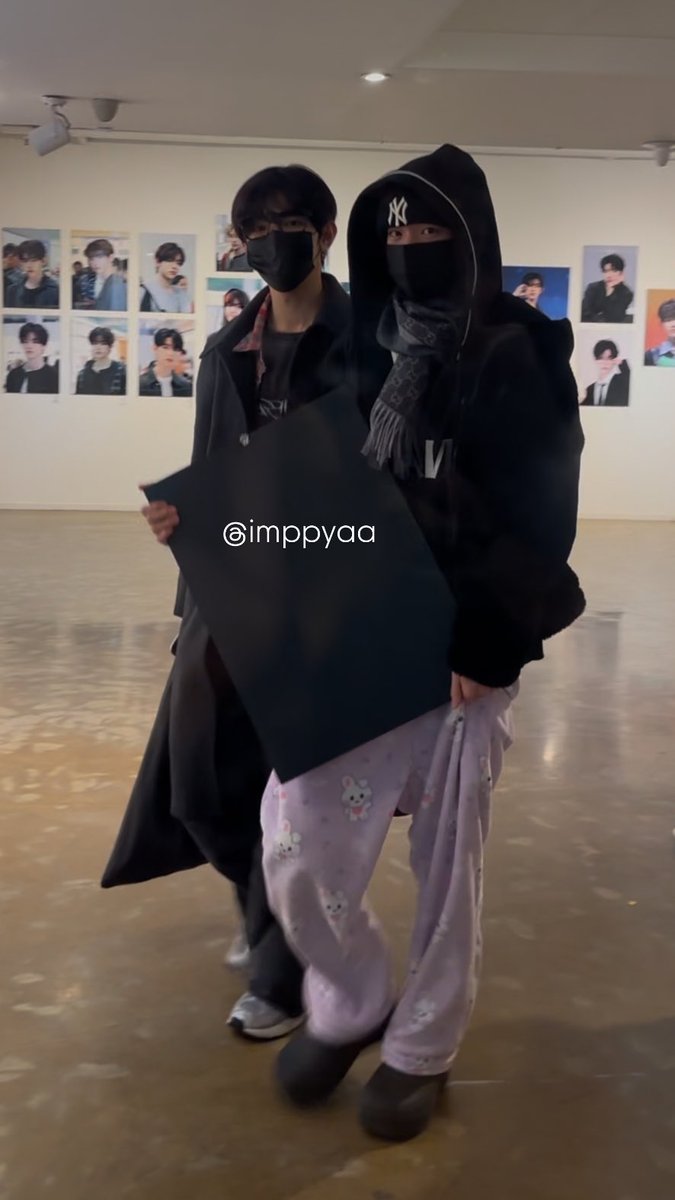 4hyjdiary's tweet photo. not yujin walking away after taking his frame so they put a note saying "yujin took it…" ㅋㅋㅋ https://t.co/fVhdqlHL2r