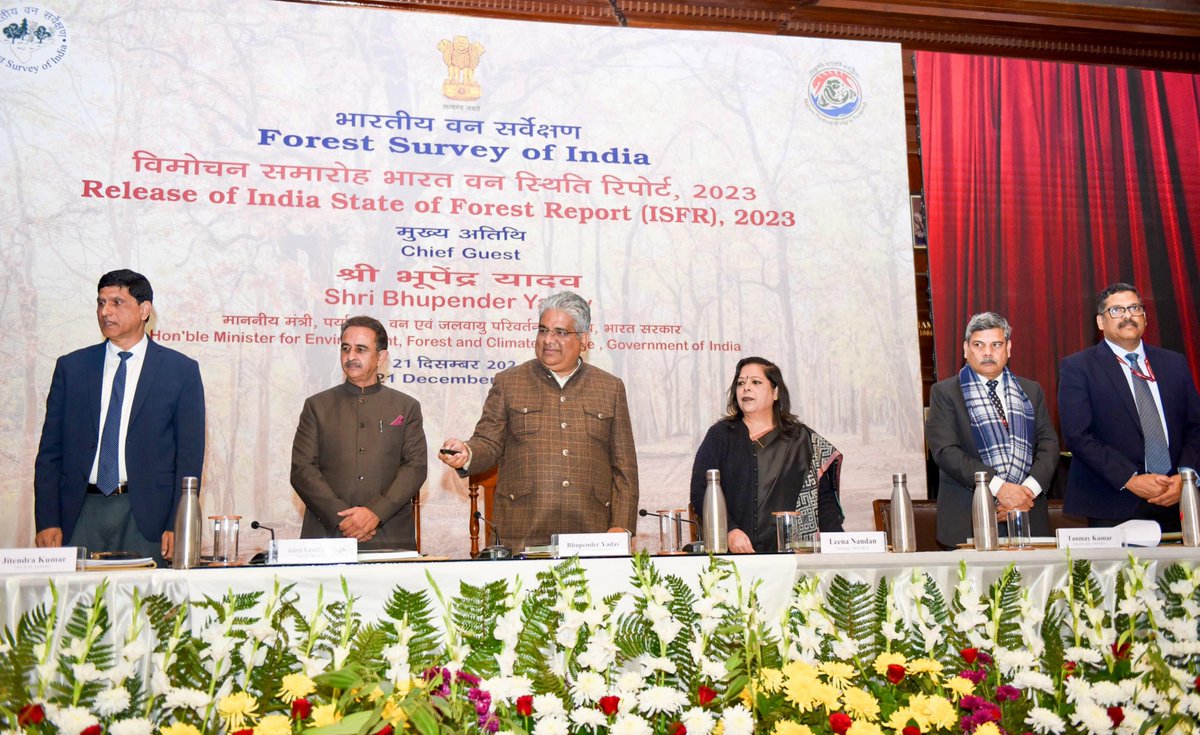 AIRNewsHindi's tweet image. #ISFRReport2023 ||

उत्तराखंड : पर्यावरण, वन और जलवायु परिवर्तन मंत्री @byadavbjp देहरादून में वन-रिपोर्ट 2023 का विमोचन किया। 

रिपोर्ट के अनुसार, 2021 के मुकाबले, 2023 में वन-क्षेत्र में लगभग  1,500 हज़ार वर्ग किलोमीटर की वृद्धि हुई है।