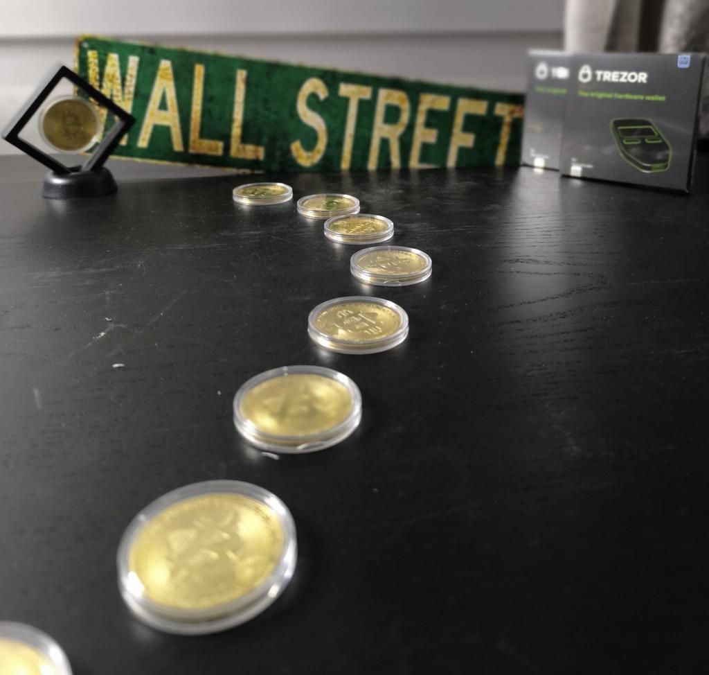 C_Capitalist's tweet image. Xmas #Giveaway #week4
🎁 2 Trezor hardware wallet κάθε βδομάδα για όλο το Δεκέμβριο!
(+1 unclaimed) 
Σύνολο 3 θα κληρωθούν τη Δευτέρα!
Προϋποθέσεις, τα γνωστά:
❤️Like 
🔃 Retweet 
▶️ Subscribe youtube.com/@cryptocapital… 
(Follow &amp;amp; tag a friend θα εκτιμηθούν 🙂)
LFG 🚀