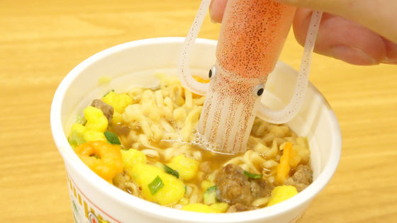 イカしたフォークでカップヌードルを食べよう！SNSで話題のイカ