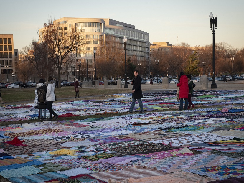 If the ground is wet at Independence National Historic Park on Saturday morning, Dec. 21 (today), the Homeless #MemorialBlanket Project display in #Philadelphia, Pa. will move to Christ Church at 20 N. American St., a few blocks from the park.

More: memorialblanket.org/?page_id=1901
