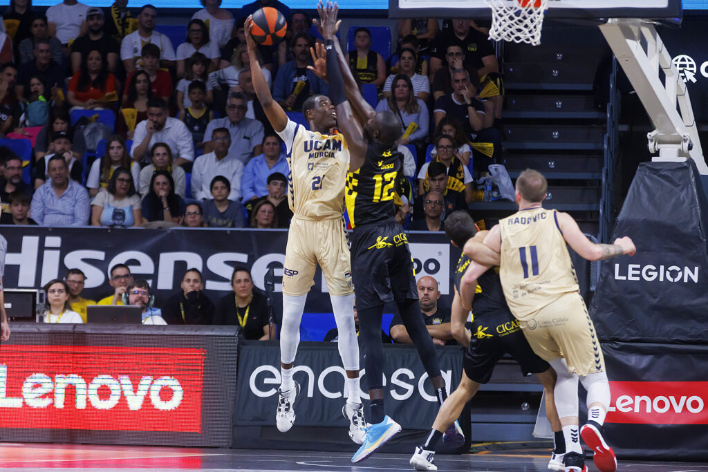 TodoGolesRadio's tweet photo. #LigaACB🏀 El @CB1939Canarias cierra hoy el 2024 en el Santiago Martín recibiendo al @UCAMMurcia (19:45h). ¡Mucha suerte!

Este encuentro lo podrán seguir en @laradiocanaria desde las 19:30h con @josefelipem🎙️ y @fllombet🗣️ https://t.co/8YBk1A5oD6