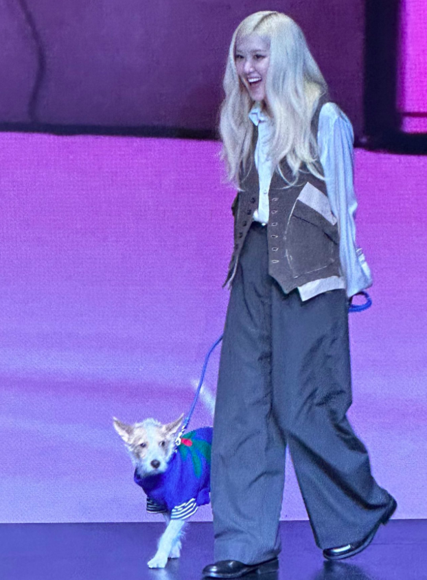Rosé and Hank at her fansign today.