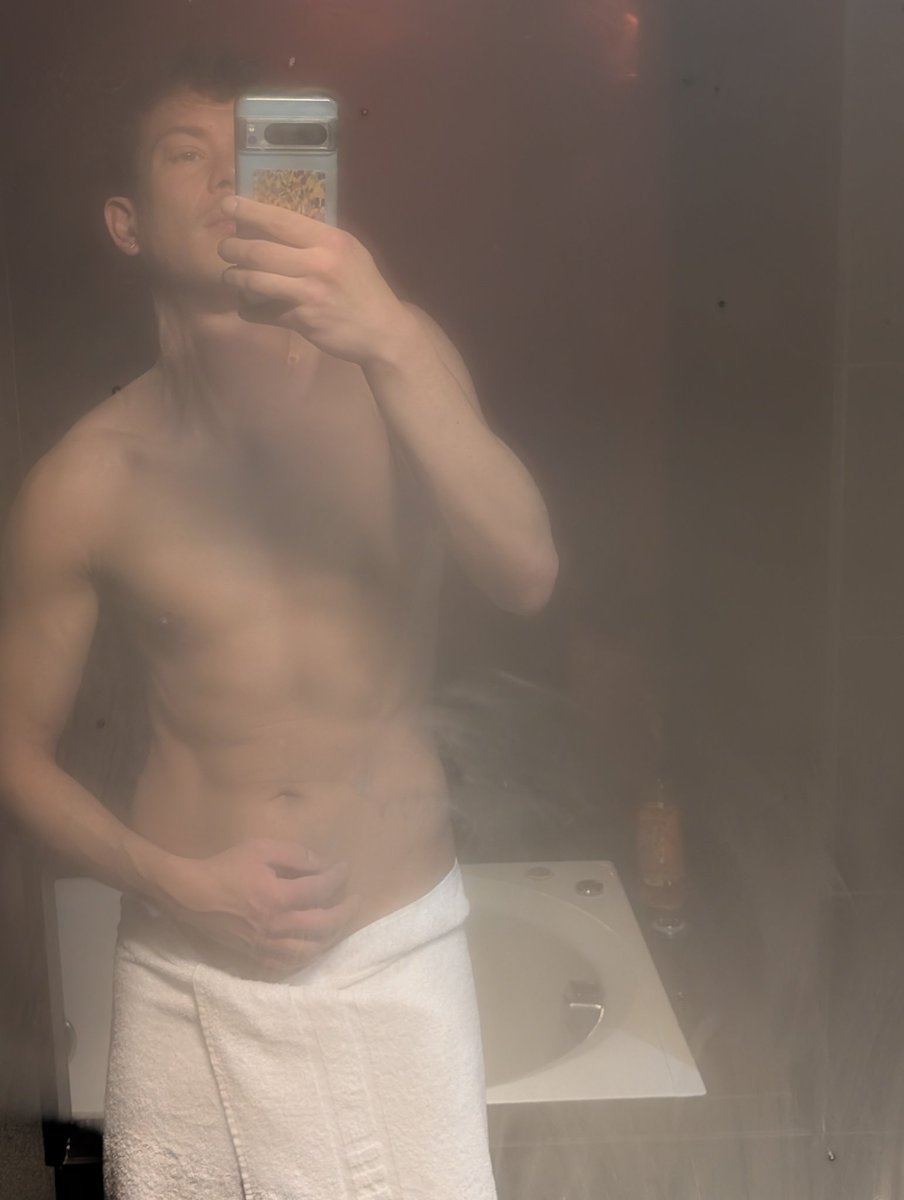 JustASmartie's tweet photo. Hab zu heiß geduscht und alles ist beschlagen...
#showerguy #mirrorselfies https://t.co/UvRG1tChnh