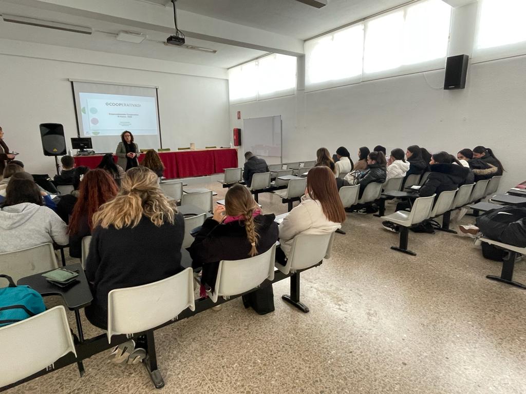 🎲 ¡El cooperativismo entra en las aulas! 📷Nos hemos colado en los centros educativos para formar a jóvenes y que conozcan una forma diferente de emprender en el futuro. ¡Mas Cooperativas en Educación! <a href="/empleogob/">Ministerio Trabajo y Economía Social</a>