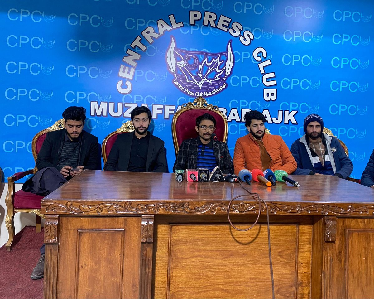 MujtbaBandayNSF's tweet photo. فورس لوڈ شیڈنگ وولٹیج میں کمی کےخلاف جموں کشمیرنیشنل سٹوڈنٹس فیڈریشن نےتمام طلباء تنظیمات کوساتھ لیکرریاست گیراحتجاجی تحریک شروع کرنےکا اعلان کردیا۔مرکزی صدر جموں کشمیر نیشنل سٹوڈنٹس فیڈریشن خواجہ مجتبی بانڈے کی  ساتھیوں سمیت سنٹرل پریس کلب مظفرآباد میں میڈیا سے گفتگو https://t.co/wTXaanNJZd