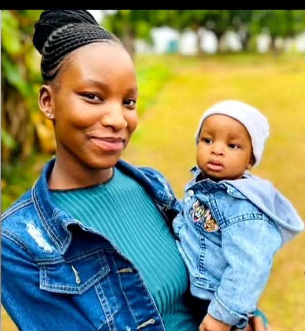 MDNnewss's tweet photo. KZN man kills girlfriend and child over suspicions of cheating

A heartbreaking incident unfolded in uMgababa, KwaZulu-Natal, where Bongeka Makhathini, a 21-year-old woman, and her 3-year-old daughter, Okuhle, were killed by her boyfriend. 

The man, Mlondi, reportedly suspected that Bongeka had cheated on him and that Okuhle was fathered by another man.

According to a voice note Mlondi sent to a relative, his suspicions drove him to commit the heinous act. 

Both Bongeka and her daughter were found with their throats slit, and Mlondi was also discovered hanging from the roof inside their RDP house.

Sources reveal that Mlondi had been unemployed for four months and had recently displayed worsening temper issues, which those close to him attributed to his job loss.

It is also reported that Bongeka’s cellphone was destroyed during the incident, possibly to erase evidence.

Disturbingly, the house where this tragedy occurred is the same house where Mlondi’s father was murdered three years ago. 

The community is reeling from the horrific events, mourning the loss of Bongeka and her young daughter.