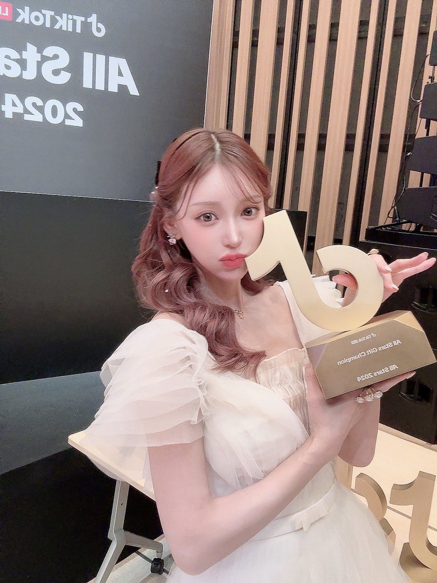 asukakiraran's tweet photo. トップライバーのみが選ばれるTikTok
オールスターズに出場し優勝しました！！🏆💛
30分間で4600万！
やっぱりキララがナンバーワン🥇 https://t.co/zphVqAukjU
