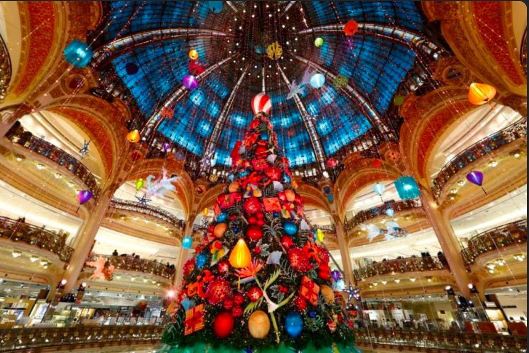 #Retail  [: À la découverte des fabuleuses vitrines de Noël 🎄 🎅🏻des grands magasins à Paris : 

Le Printemps, le Bon Marché, la Samaritaine, les Galeries Lafayette 

un spectacle magique 🪄dans la ville lumière 💫

ouest-france.fr/tourisme/a-la-… v <a href="/OuestFrance/">Ouest-France</a>

#luxe