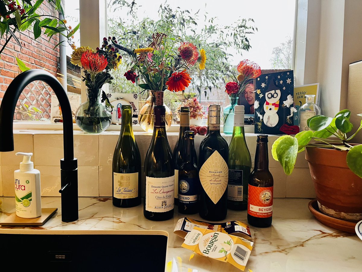 “We gaven een etentje. We hadden muziek, een met kerst behangen huis en genoeg drank om WO3 mee door te komen. We hadden eigenlijk maar één probleem: we kunnen niet koken.”

Mijn nieuwe column staat nu hier: petjeaf.com/evahoeke/posts…